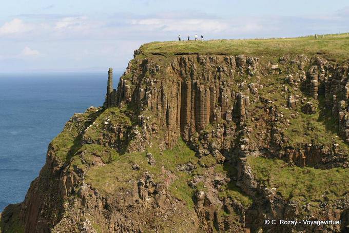 Basalto columnar en las alturas de la meseta de Antrim, Calzada de los Gigantes - Irlanda del Norte