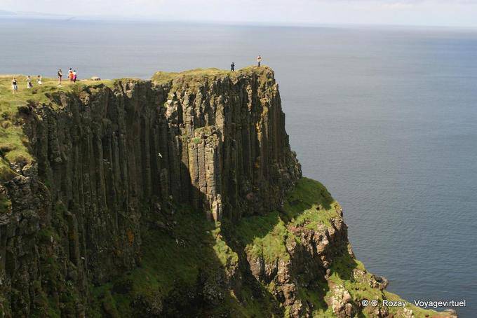 Caminantes en el borde de la meseta de Antrim, Calzada de los Gigantes - Irlanda del Norte