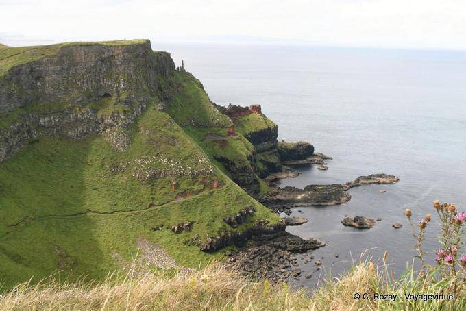 Vista de la ruta de acceso al sitio, Calzada de los Gigantes - Irlanda del Norte