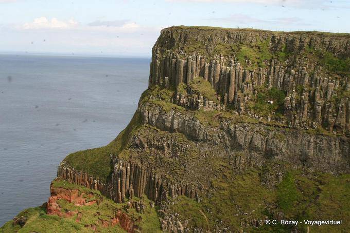 Otra vista de la pila de lava basáltica en la meseta de Antrim, Calzada de los Gigantes - Irlanda del Norte