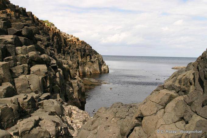 Columnas de lava bañados por el océano, Calzada de los Gigantes - Irlanda del Norte