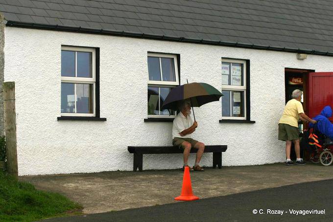 Bajo el paraguas en la entrada del pub, Castlerock - Irlanda del Norte