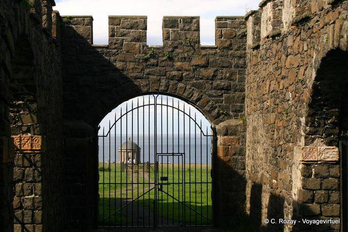Downhill puerta del castillo y la pared, frente al Templo Mussenden - Irlanda del Norte