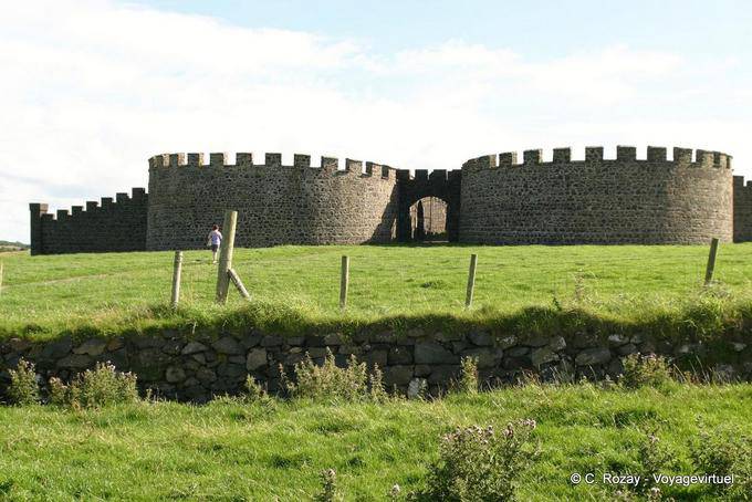 Almenada lado torres océano del castillo de descenso - Irlanda del Norte