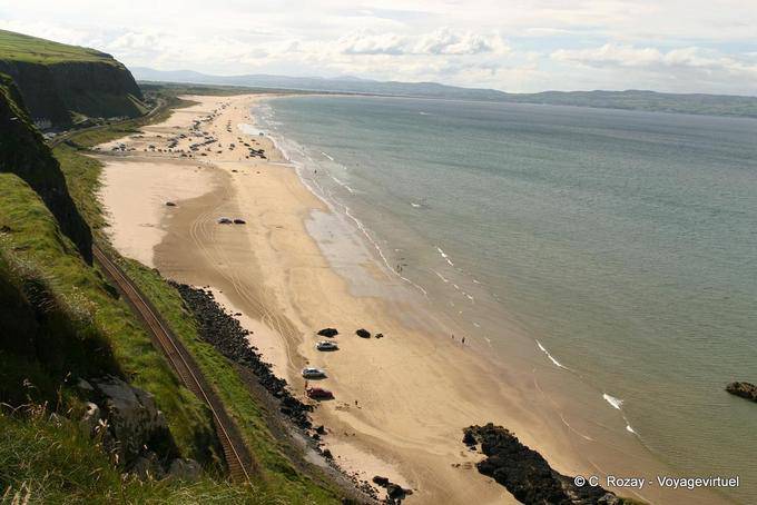 Gran vista de la playa desde el Seacoast Camino a Downhill, Portrush - Irlanda del Norte