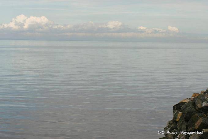 Océano tranquilo, costa de Antrim - Irlanda del Norte