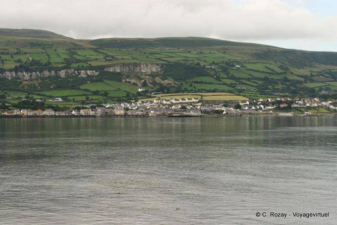 Carnlough ve desde la costa opuesta - Irlanda del Norte