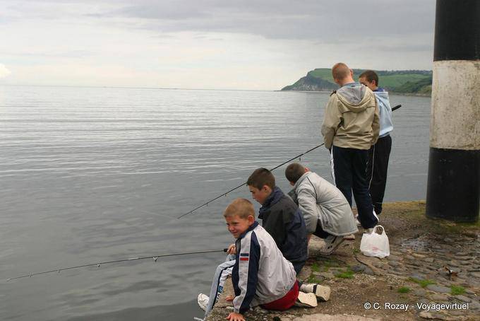 Los niños de pesca en la presa Carnlough - Irlanda del Norte