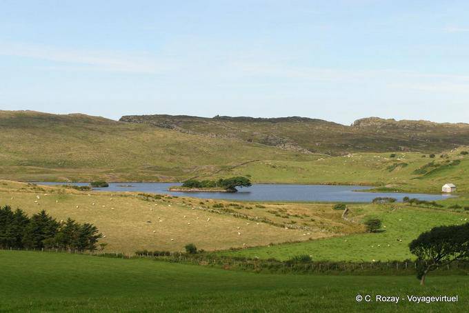 Crannog en medio de Lough na Cranagh, Fair Head - Irlanda del Norte