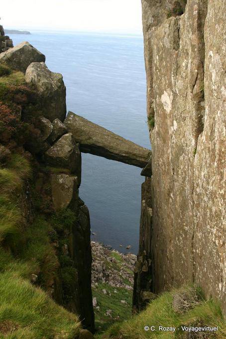 Equilibrar la columna rota en la grieta de la roca, Fairhead - Irlanda del Norte