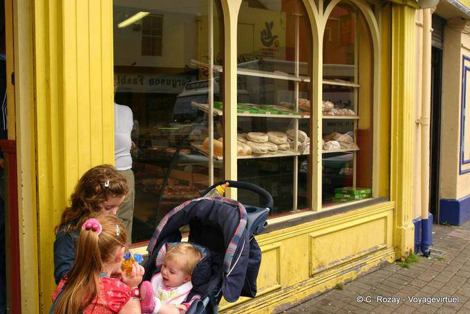 Los niños delante de una panadería, Dogside, Derry - Irlanda del Norte