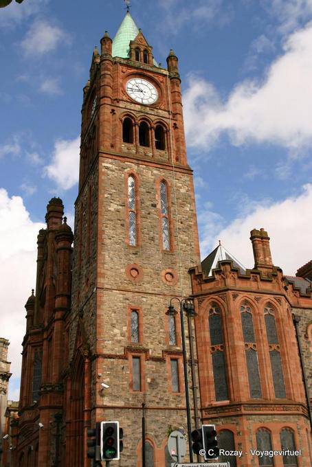 Torre del reloj de la Guildhall, el único sobreviviente del incendio de 1908, Derry - Irlanda del Norte