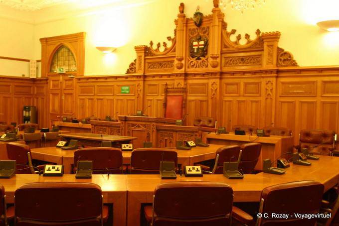 El Gran Palacio del Ayuntamiento, dentro de la Guildhall, Derry - Irlanda del Norte