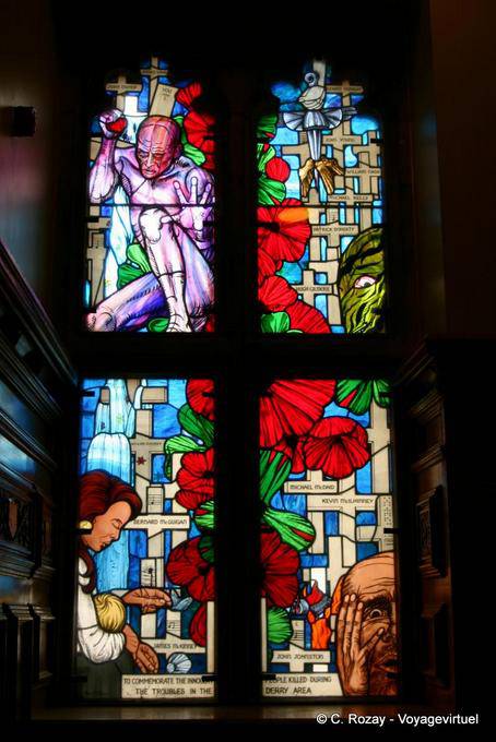 Vidriera de primer plano en el Guildhall, Derry - Irlanda del Norte