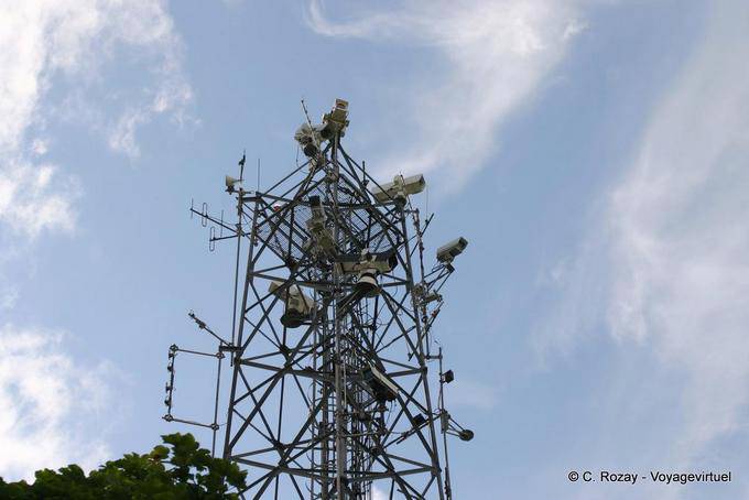Las cámaras de vigilancia en las alturas de Londonderry, Derry - Irlanda del Norte