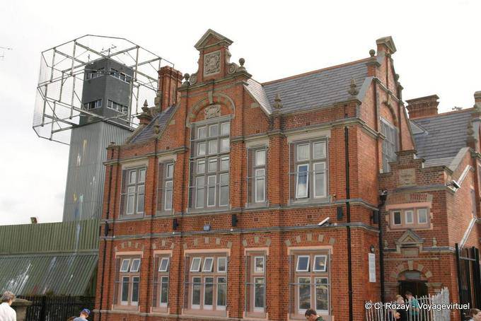 Verbal Arts Centre, Stable Lane y el centro comercial de la pared - Bishop Street, Londonderry - Irlanda del Norte