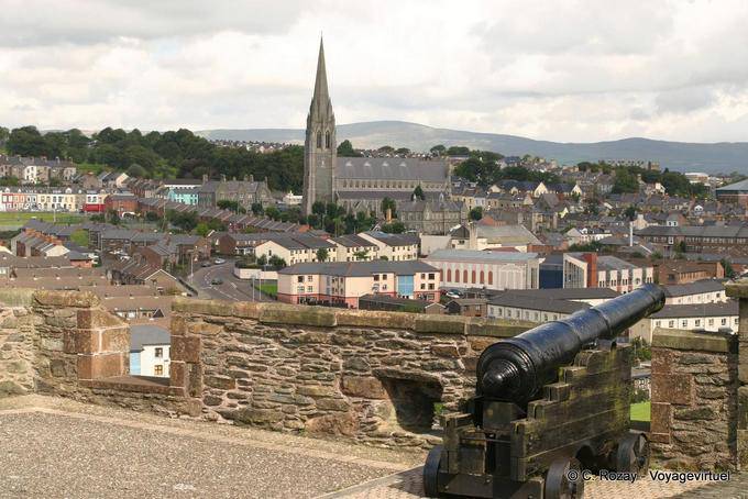 Paredes Canon señalaron en Bogside de Deerry, Derry - Irlanda del Norte