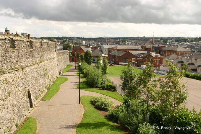 Las paredes entre la calle Palacio y Lane Estable, Derry - Irlanda del Norte