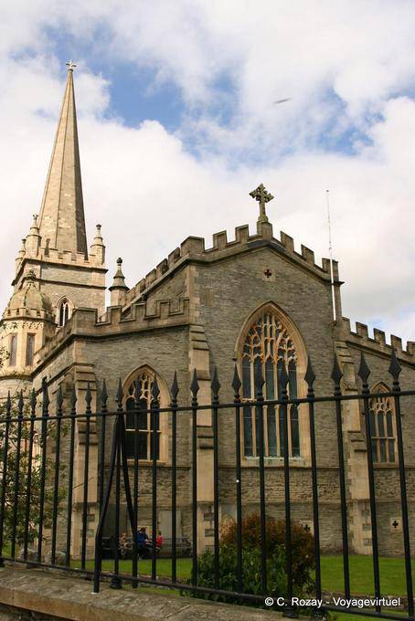 Vista trasera de la Catedral Anglicana Sainte Colombe, Derry - Irlanda del Norte