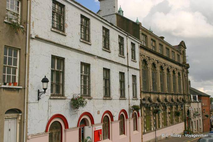 Fachadas de edificios en una calle, Derry - Irlanda del Norte