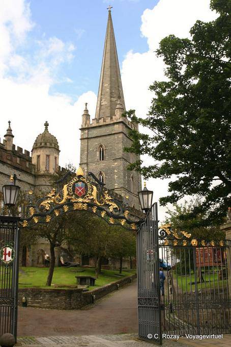 Outer puerta y la torre, la Catedral de St Columb, Derry - Irlanda del Norte