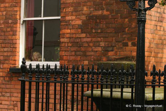 La pequeña rubia detrás de la ventana, Derry - Irlanda del Norte