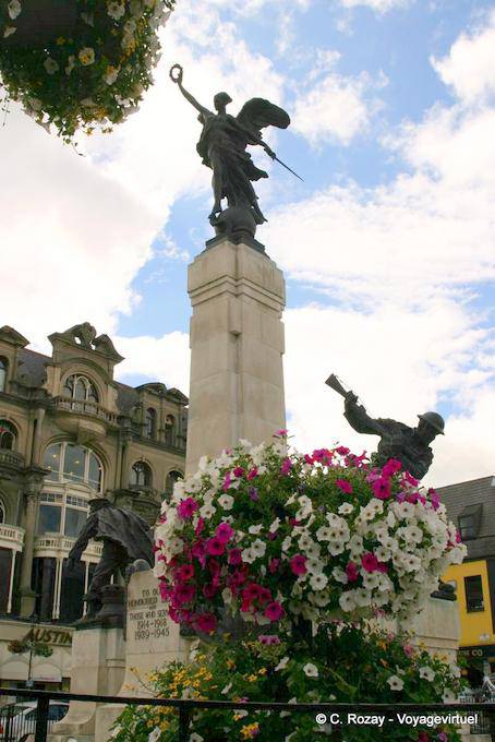 Estatua en el Memorial de la Plaza Diamante Guerra, Derry - Irlanda del Norte