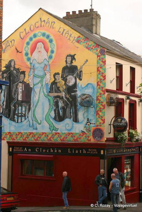 Un Clochán Liath, mural en Waterloo Street, Derry - Irlanda del Norte