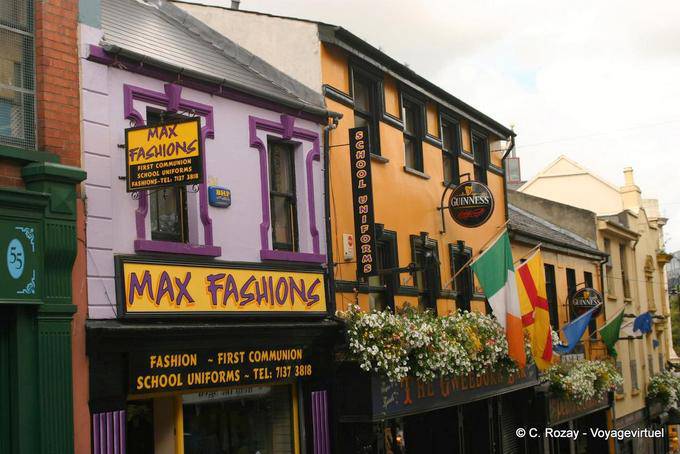 Colores Street, la calle Waterloo (modas Max y la barra Gweeburg), Derry - Irlanda del Norte