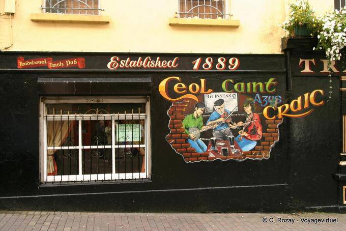 Murales en la fachada de un pub irlandés, Derry - Irlanda del Norte