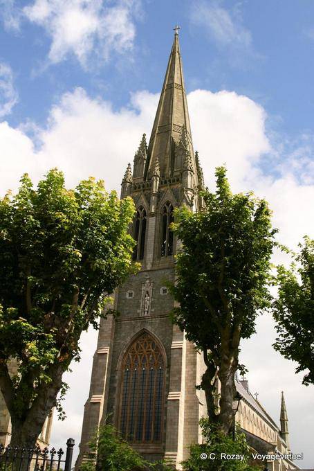 Desde la calle Creggan, Catedral de San Eugenio, Derry - Irlanda del Norte