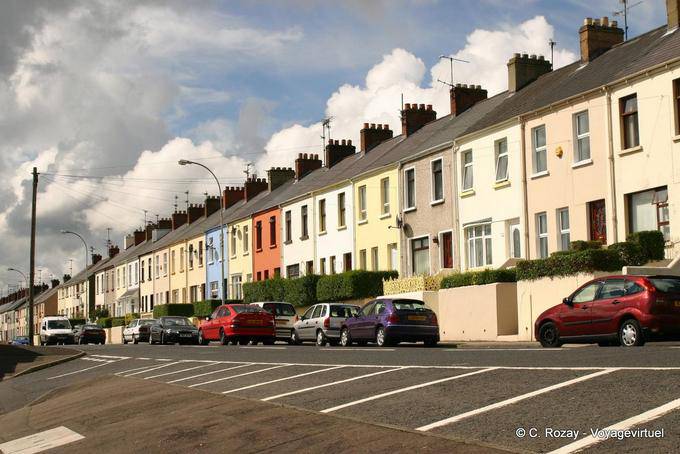 Armonía de colores para todas las fachadas similares, un poco de alegría ... Derry - Irlanda del Norte