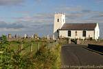 Campanario de la iglesia de divertido a Ballinton Harbour, costa de Antrim, Irlanda del Norte.