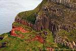 Órganos de roca rojos y grises, Calzada de los Gigantes, Irlanda del Norte.