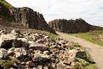 En el camino para hacer frente a las lavas fracturadas, Calzada de los Gigantes, Irlanda del Norte.