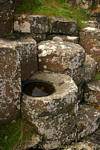Columna permanece lleno de agua, Calzada de los Gigantes, Irlanda del Norte.