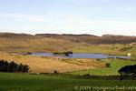Crannog en medio de Lough na Cranagh, Fair Head, Irlanda del Norte.