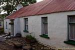 Casa típica baja con techo de zinc, cerca Fairhead, Irlanda del Norte.