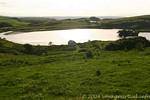 Lough na Cranagh llena de sol en la vanguardia de Fair Head, Irlanda del Norte.
