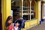Los niños delante de una panadería, Dogside, Derry, Irlanda del Norte.