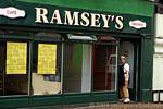 Café para llevar de Ramsey, William Street, Londonderry, Derry, Irlanda del Norte.