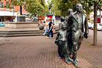 Las estatuas de los emigrantes que salen de Irlanda a través del puerto de Derry, Waterloo Place, Derry, Irlanda del Norte.