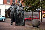 Los emigrantes por Eamonn O'Doherty (1990), Waterloo Place, Derry, Irlanda del Norte.