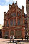 Fachada de Guildhall, Derry, Irlanda del Norte.