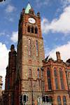 Torre del reloj de la Guildhall, el único sobreviviente del incendio de 1908, Derry, Irlanda del Norte.