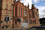 Configuración exterior de Guildhall, reconstruido y renovado en 1912, Derry, Irlanda del Norte.