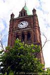 La parte superior de la Torre del Reloj de la Guildhall, Derry, Irlanda del Norte.