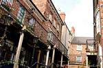 Edificio de ladrillo con balcones, Derry, Irlanda del Norte.