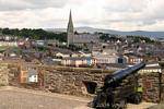 Paredes Canon señalaron en Bogside de Deerry, Derry, Irlanda del Norte.