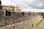 Murallas a lo largo de la Catedral, Derry, Irlanda del Norte.